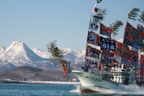 15723572